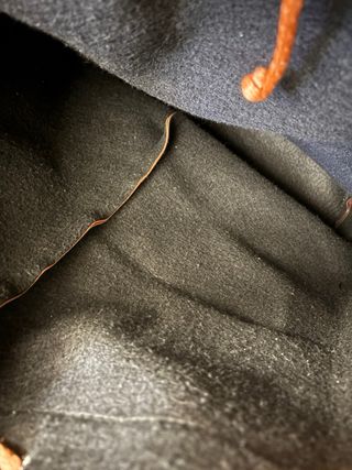 Bolso de cuero marrón tipo saco