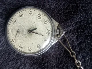 Reloj de cuerda antiguo funciona bien