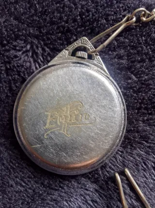 Reloj de cuerda antiguo funciona bien