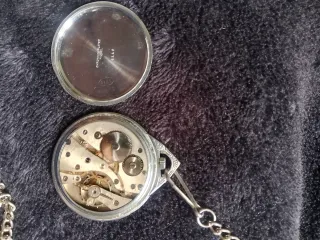 Reloj de cuerda antiguo funciona bien