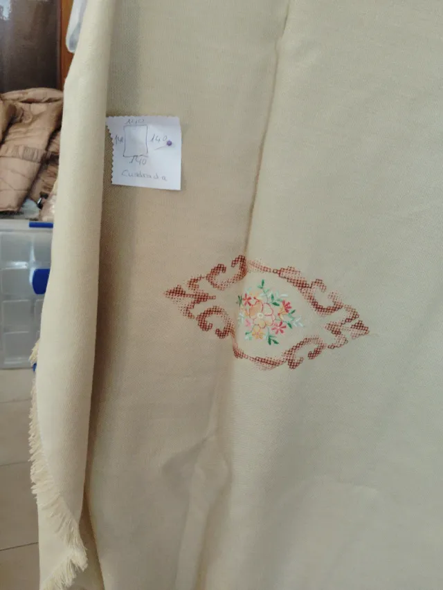 Tovaglia beige fatta a mano in tela di panama
