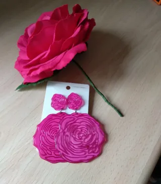 Flor y pendientes flamenca