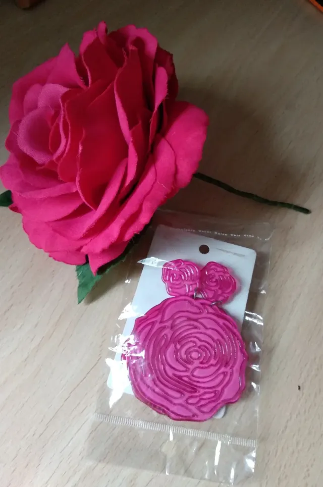 Flor y pendientes flamenca