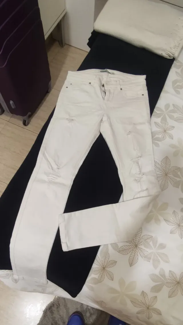 Vaqueros blancos rotos talla 38