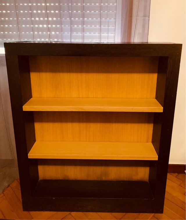 Estantería estrecha de madera