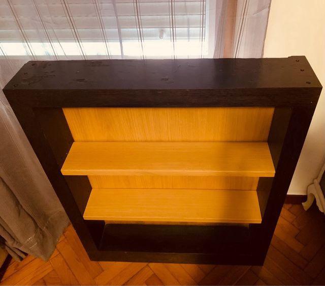 Estantería estrecha de madera