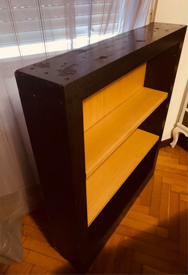 Estantería estrecha de madera