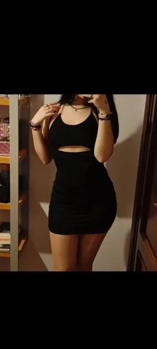 Vestido negro fiesta con cadenas