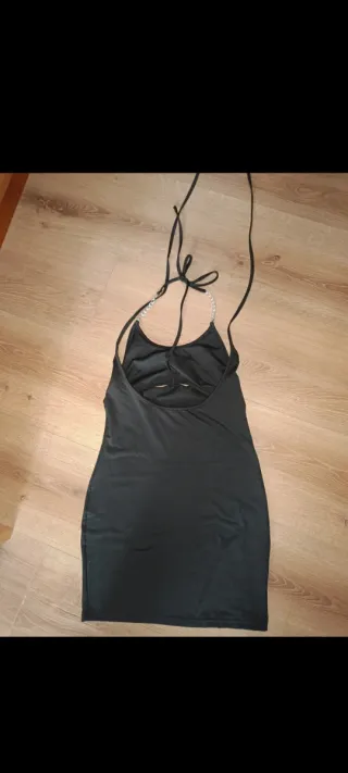 Vestido negro fiesta con cadenas