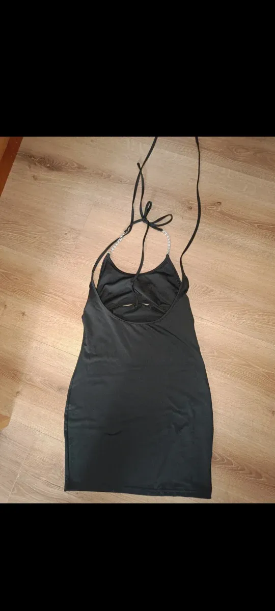 Vestido negro fiesta con cadenas