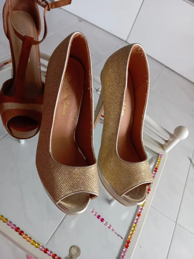 Zapatos de tacón MaryPaz dorados y marrones talla
