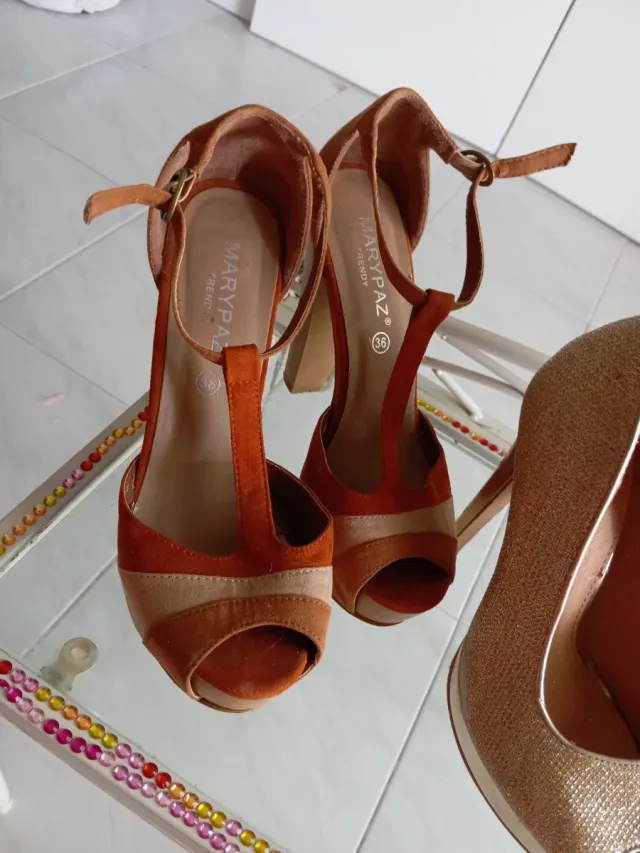 Zapatos de tacón MaryPaz dorados y marrones talla