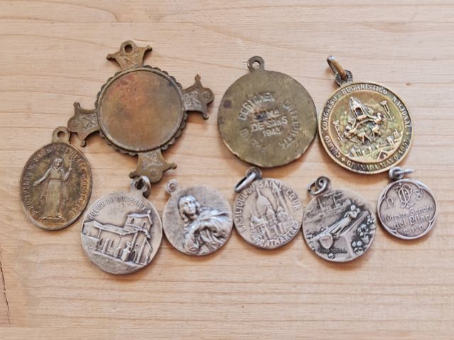 Lote 9 medallas religiosas