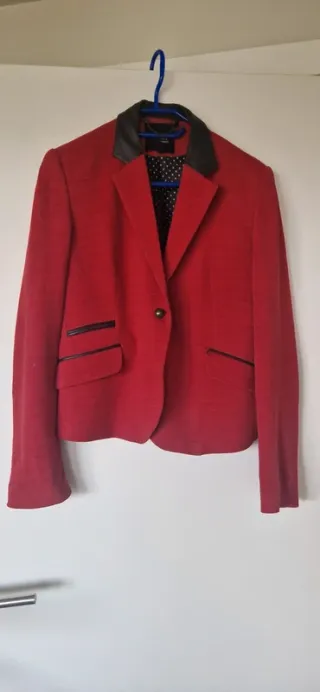 Blazer rojo con cuello efecto piel