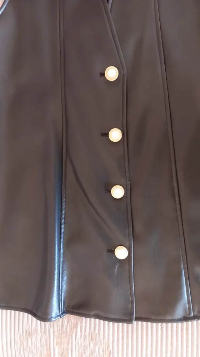 Vestido polipiel Zara botones dorados