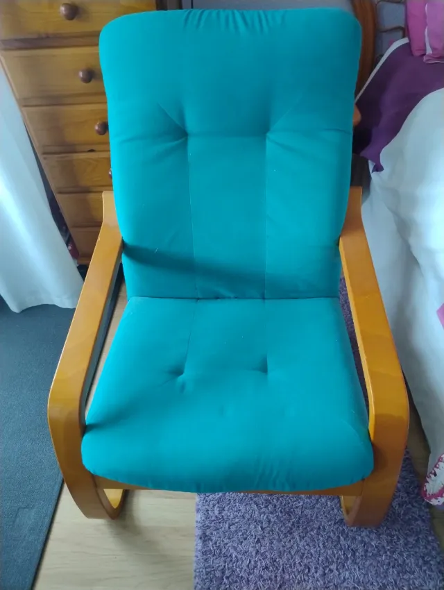 Sillón individual de madera color turquesa