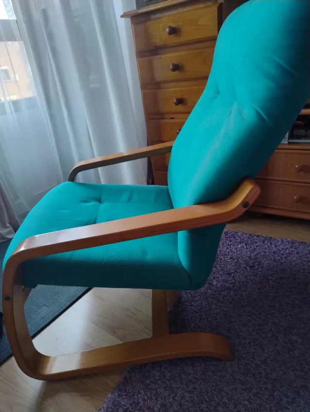 Sillón individual de madera color turquesa