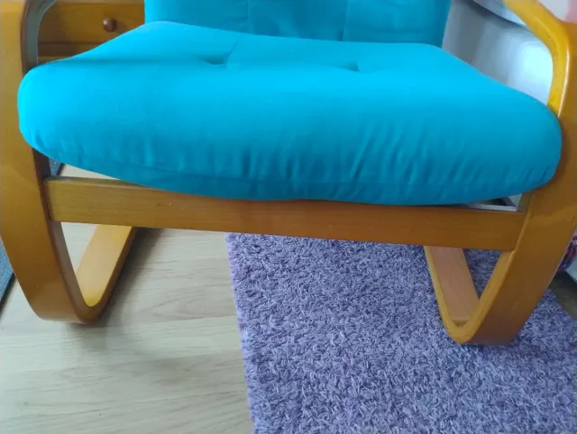 Sillón individual de madera color turquesa