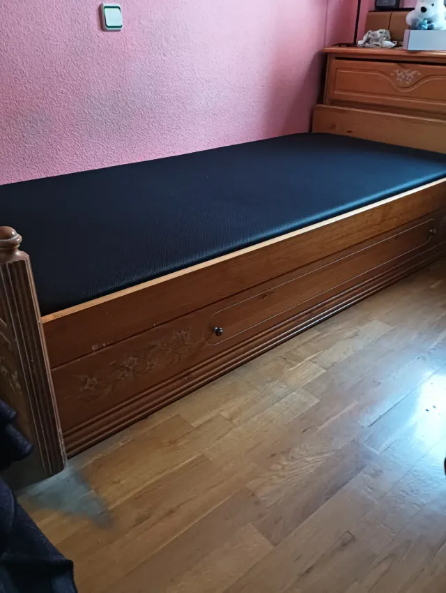 Cama juvenil con cama nido y base tapizada