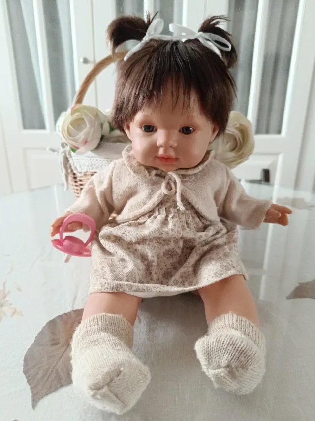 Muñeca Llorens con vestido y chupete