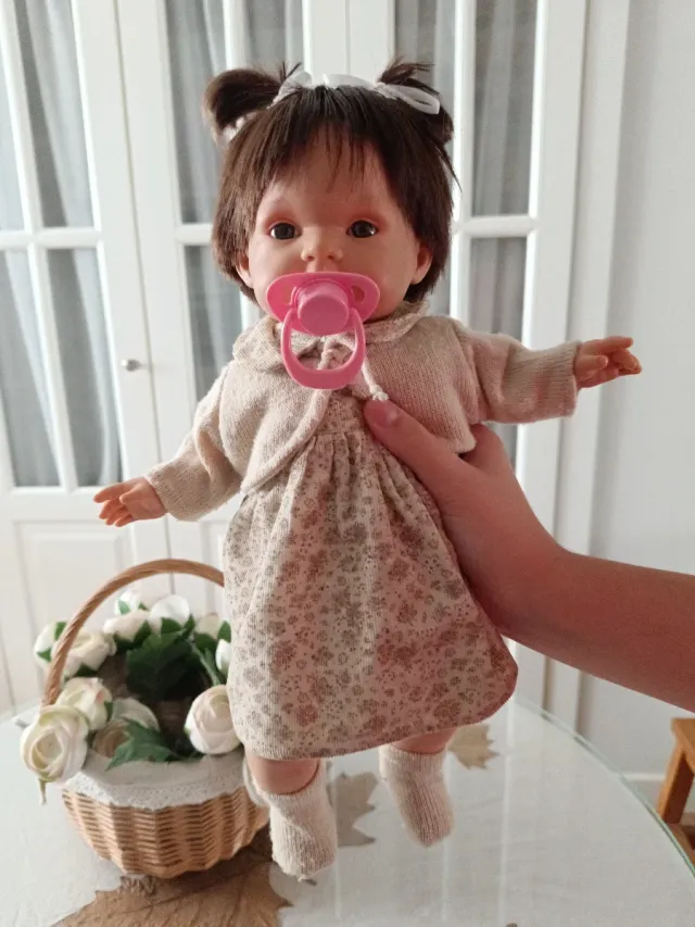 Muñeca Llorens con vestido y chupete