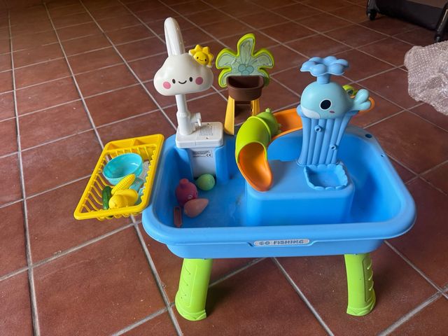 Mesa de agua infantil Go Fishing con grifo