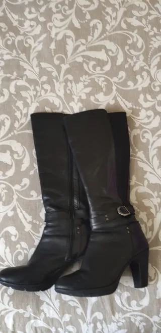 Botas altas de piel negras