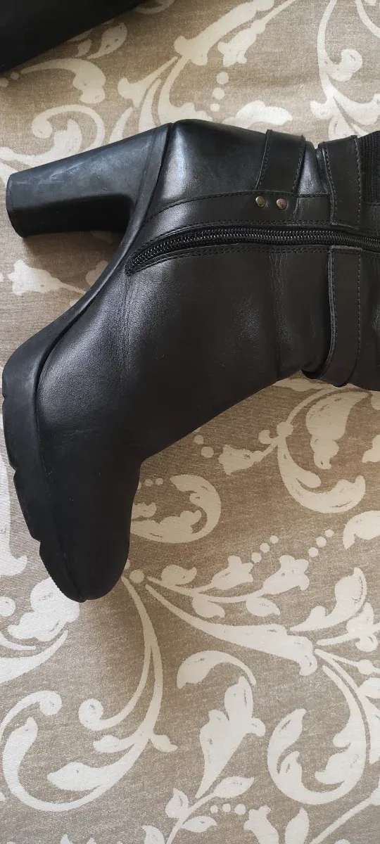 Botas altas de piel negras