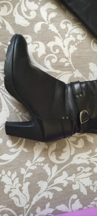 Botas altas de piel negras