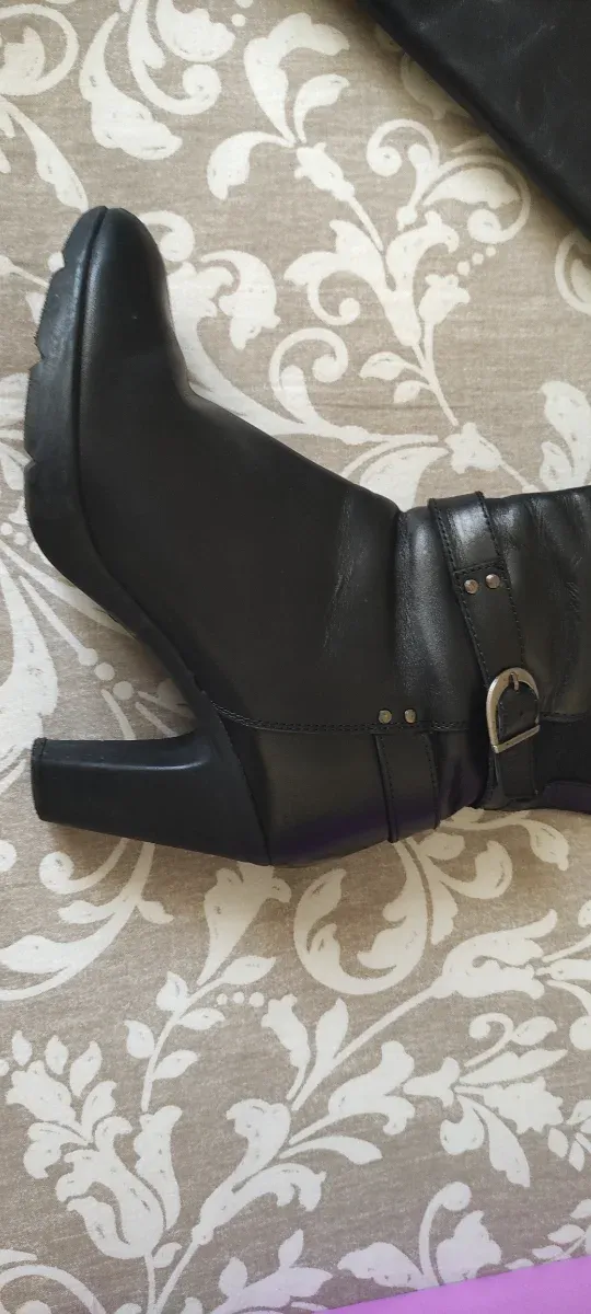 Botas altas de piel negras