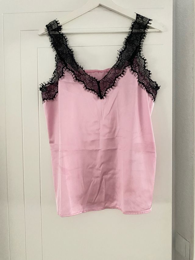 Blusa lencera rosa con encaje negro