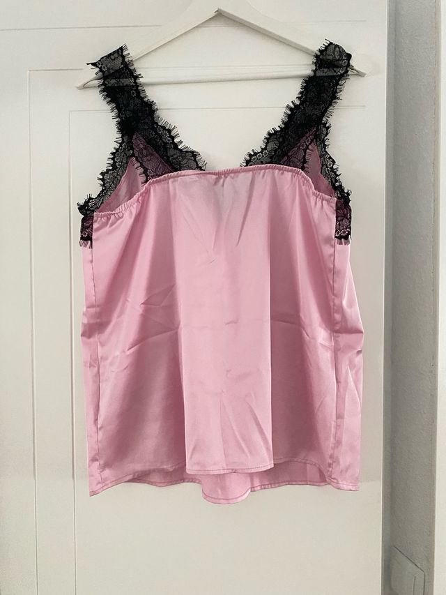 Blusa lencera rosa con encaje negro