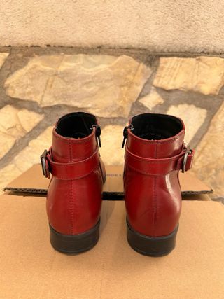 Botines de piel rojos