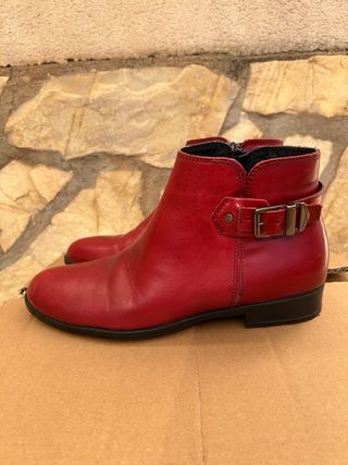 Botines de piel rojos