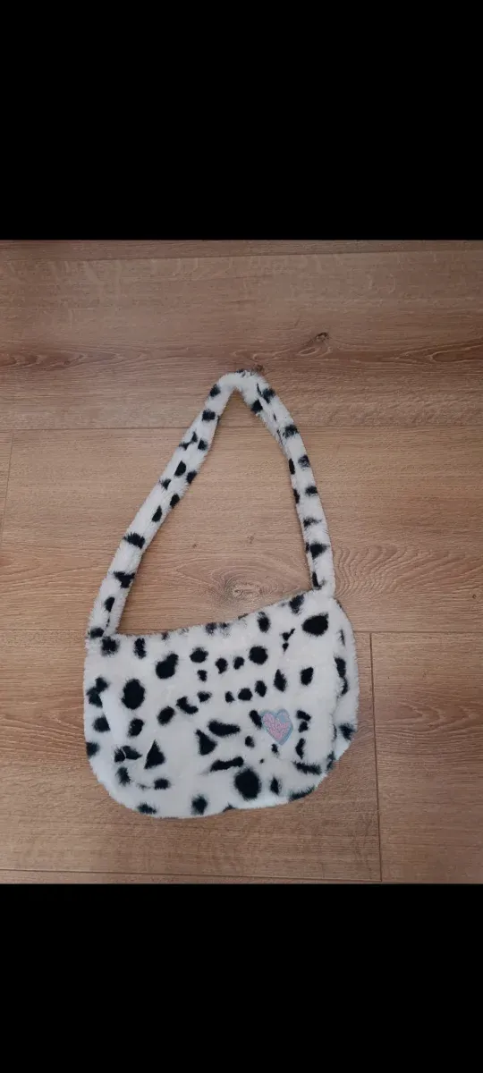 Bolso de pelo blanco y negro