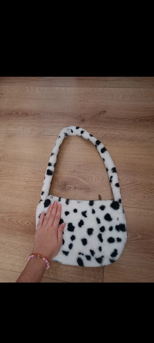 Bolso de pelo blanco y negro