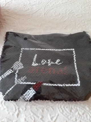 Neceser rosa y negro con diseño Love