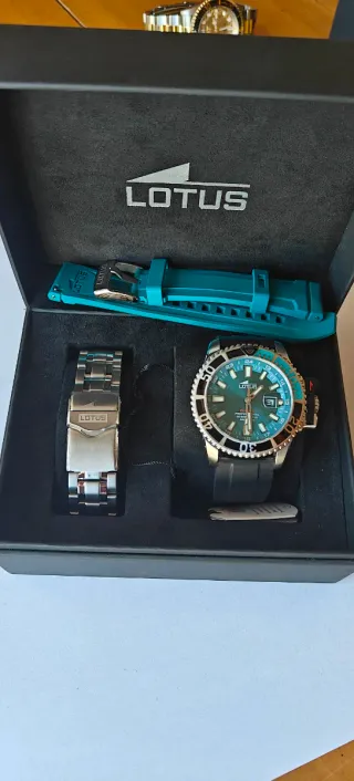 Lotus Reloj Verde y Plateado