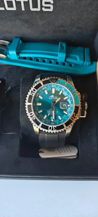 Lotus Reloj Verde y Plateado