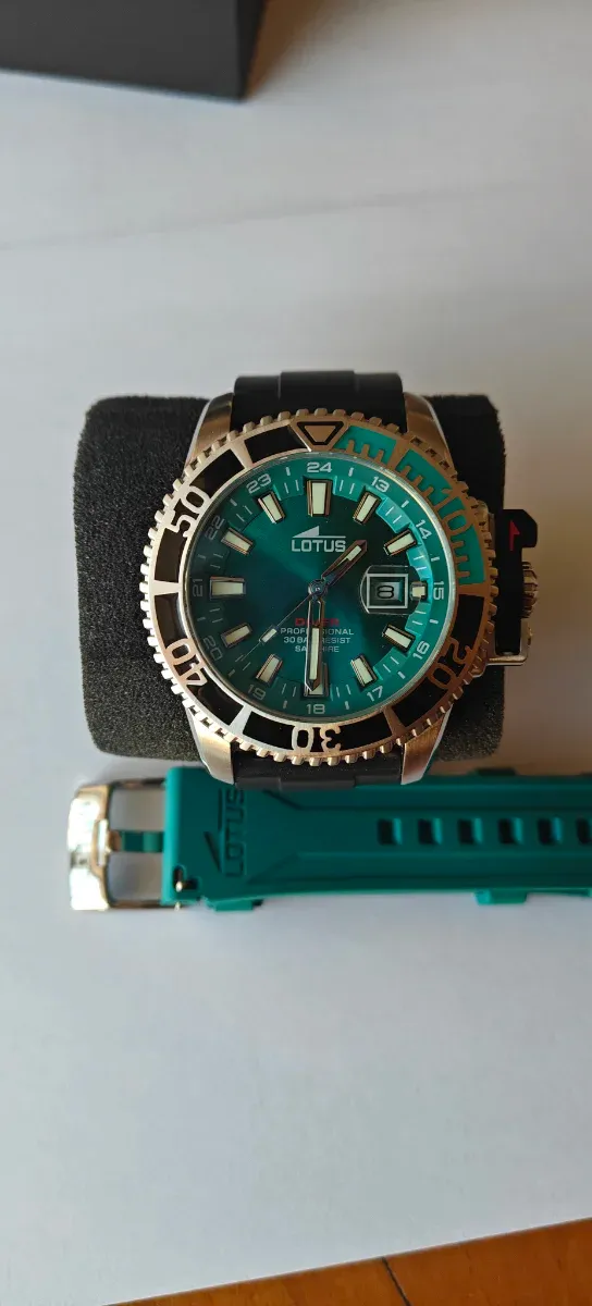 Lotus Reloj Verde y Plateado