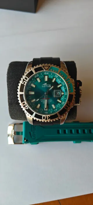 Lotus Reloj Verde y Plateado