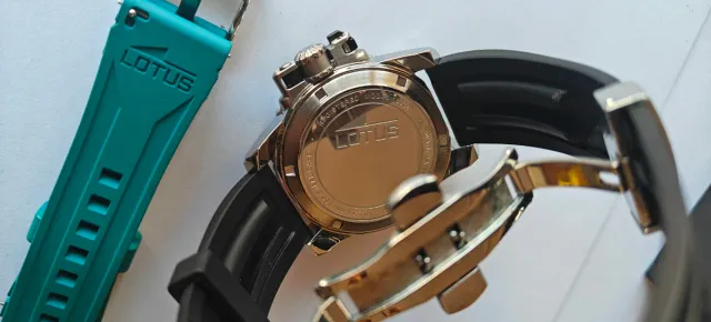 Lotus Reloj Verde y Plateado