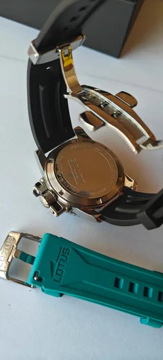 Lotus Reloj Verde y Plateado