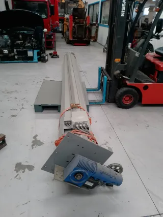 Puerta enrollable industrial seminueva con motor