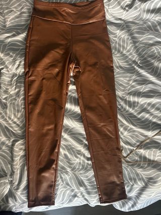 Pantalón efecto piel EMERY ROSE marrón