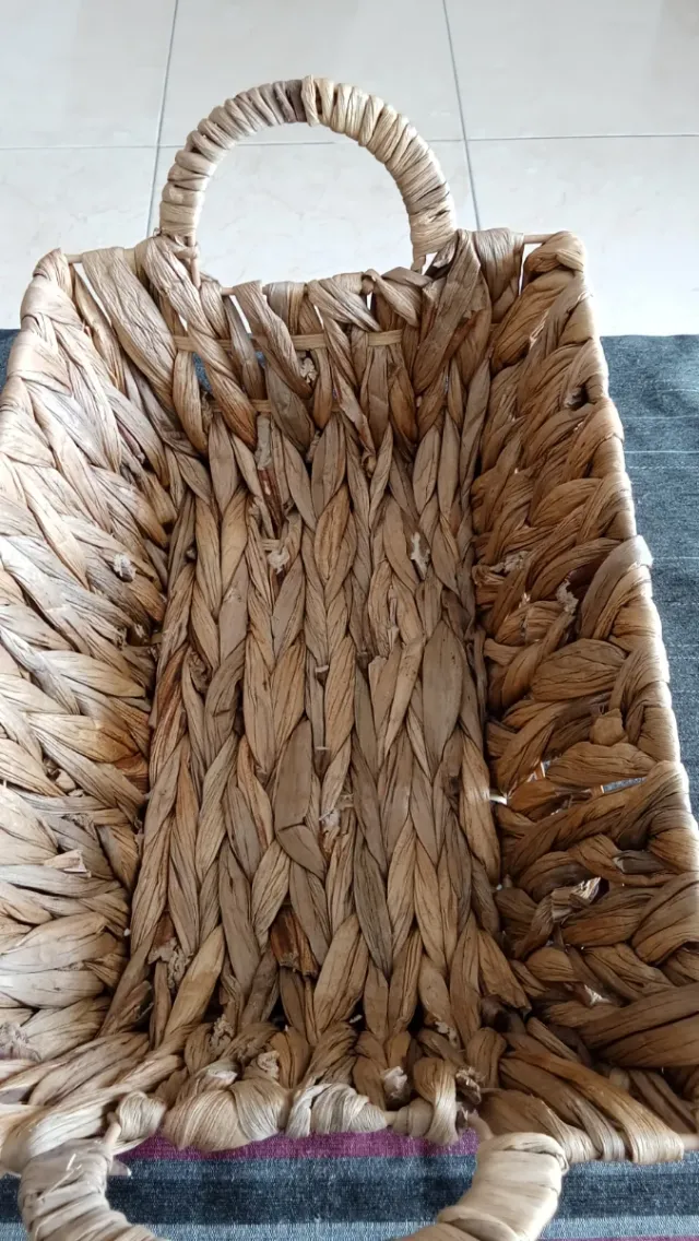 Cesta de mimbre con asas