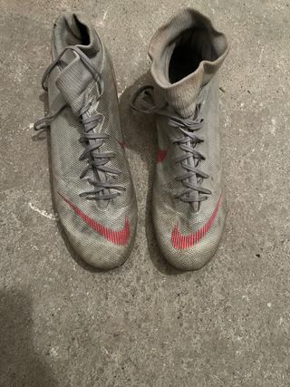 Tacos de fútbol Nike grises y rojos