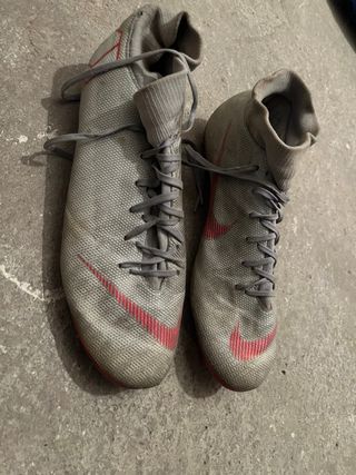 Tacos de fútbol Nike grises y rojos