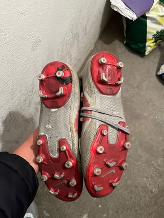 Tacos de fútbol Nike grises y rojos