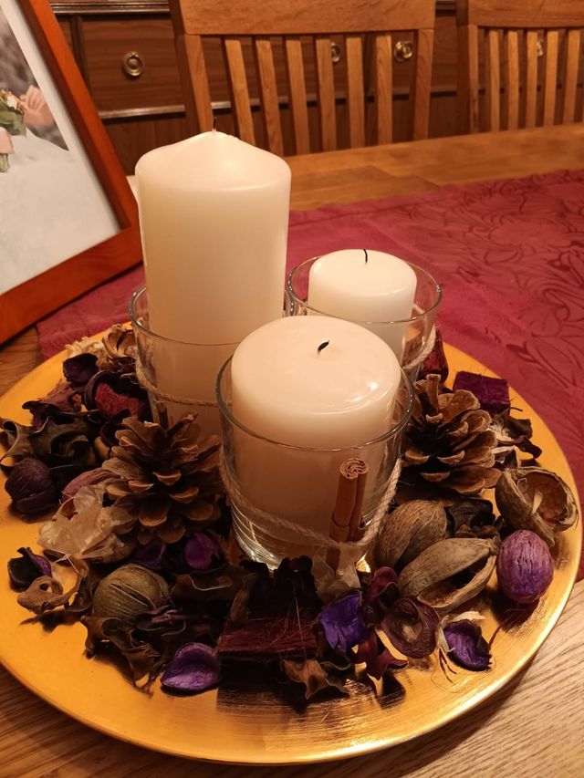 Centro de mesa Navidad dorado y morado.